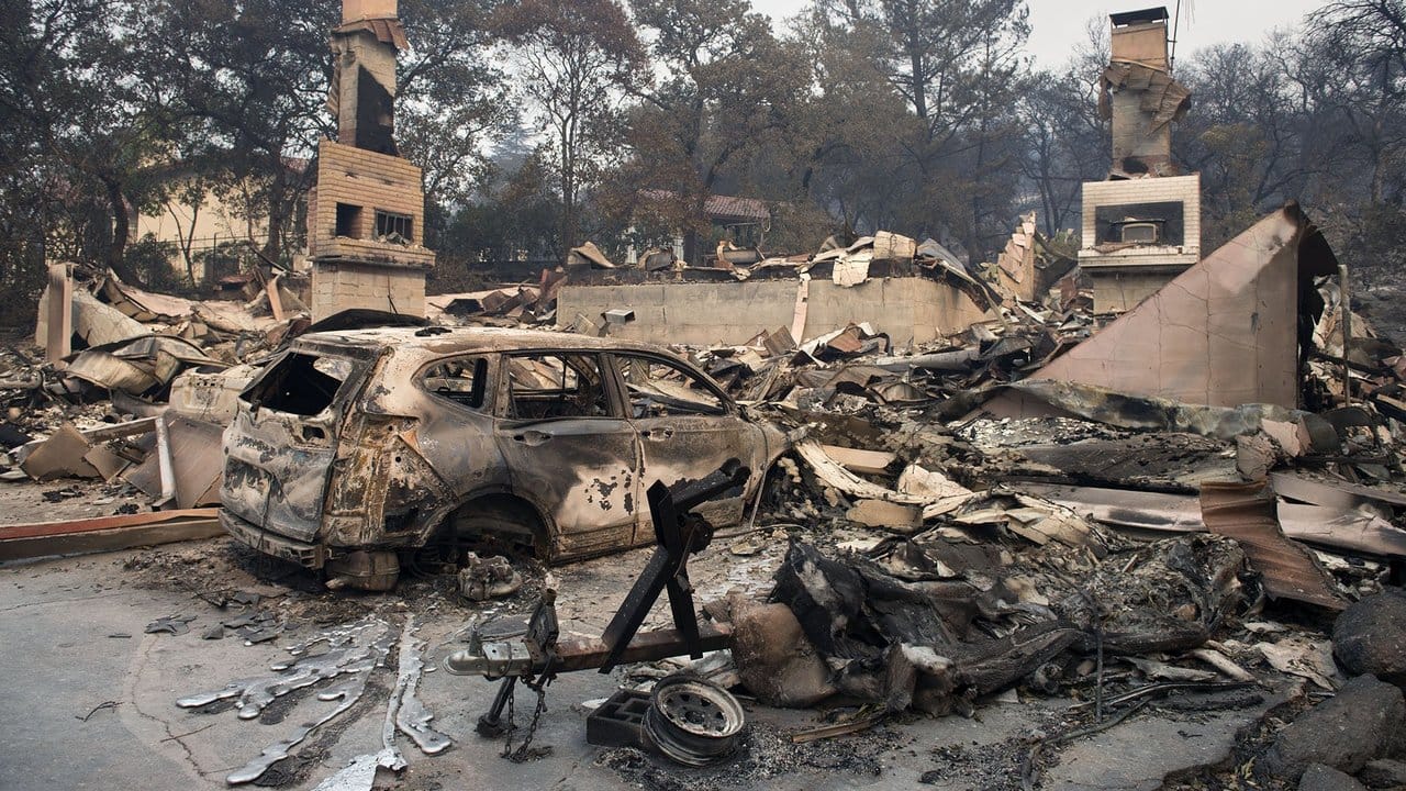 Ein vom Feuer zerstörtes Haus und ein ausgebranntes Auto im kalifornischen Napa.