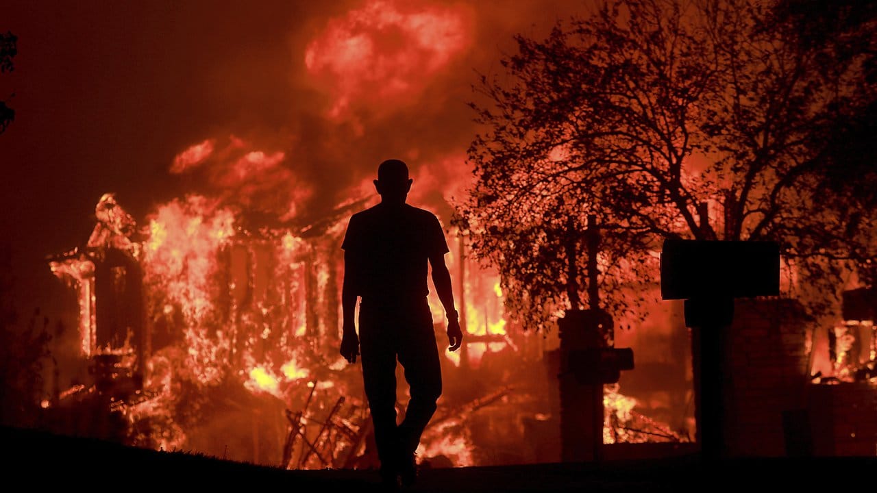 Ein Mann beobachtet in Fountaingrove, Kalifornien, wie Teile seines Wohnviertels niederbrennen.