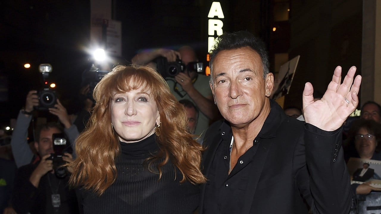 Bruce Springsteen mit seiner Frau Patti Scialfa, die ebenfalls mit auf der Bühne stand.
