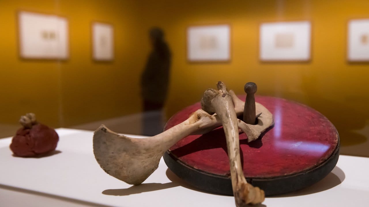 Ein Objekt von Josef Beuys aus Holz, Eisen, Hartgummi und Knochen.