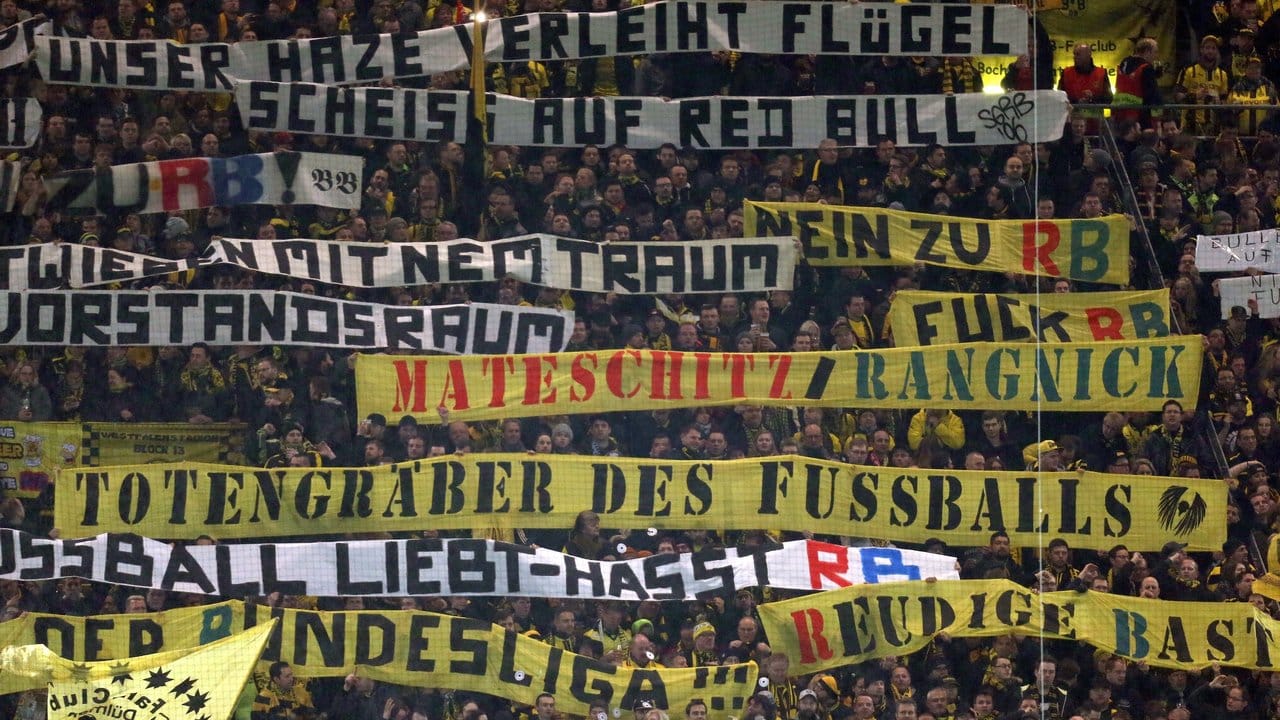 Fans von Dortmund halten geschmacklose Transparente gegen RB Leipzig hoch.