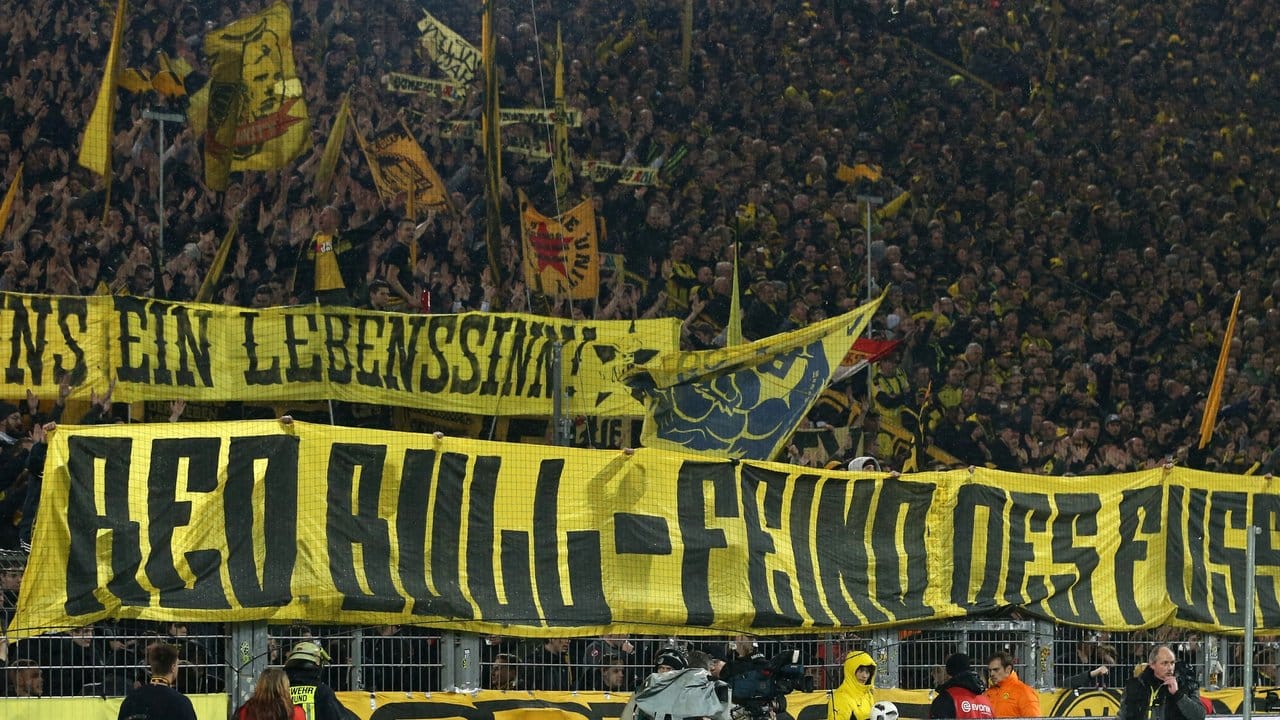 BVB-Anhänger bringen ihren Unmut gegenüber RB Leipzig zum Ausdruck.