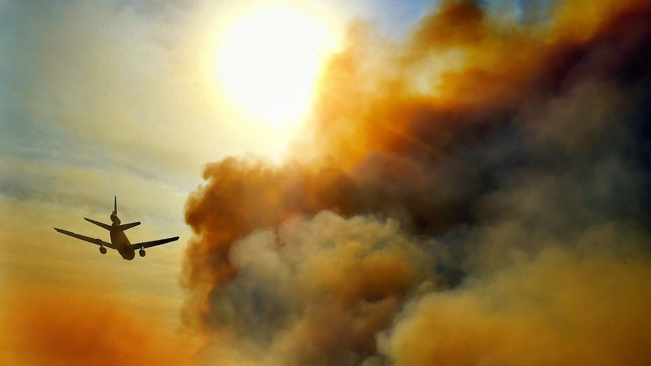 Löschflugzeuge kämpfen gegen die verheerenden Brände in Kalifornien.