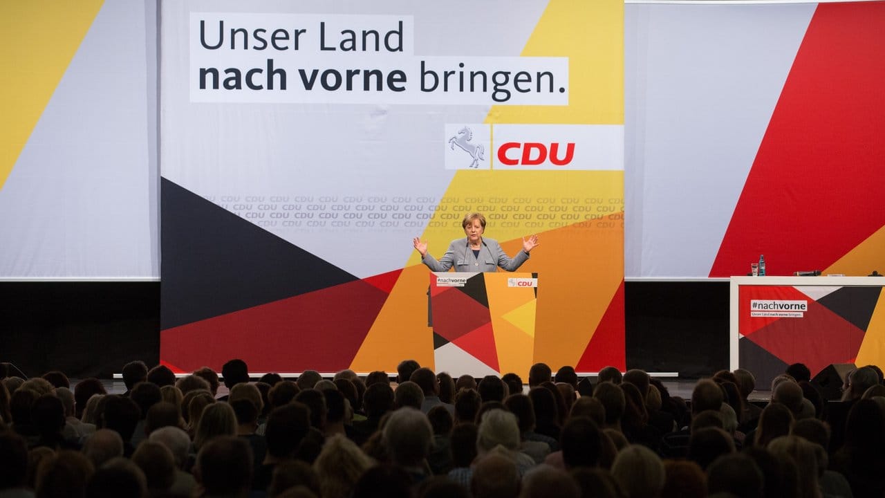 Bundeskanzlerin Angela Merkel spricht in der Osnabrückhalle.