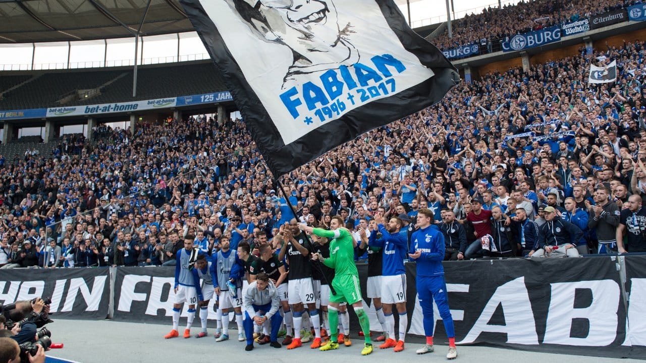 Grund zum Feiern: Schalkes Mannschaft nach dem 2:0-Sieg in Berlin.