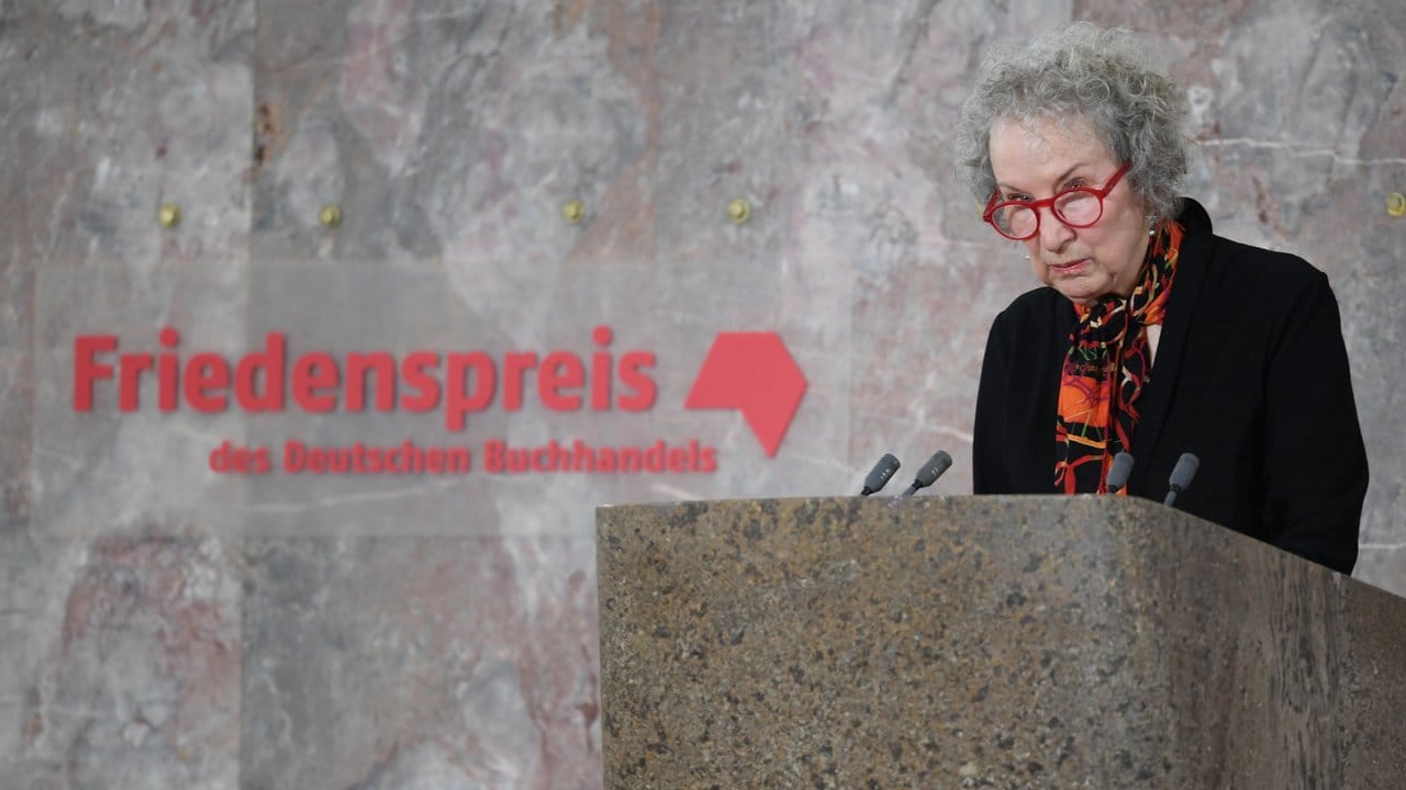 Die kanadische Schriftstellerin Margaret Atwood hält in der Frankfurter Paulskirche ihre Dankesrede.