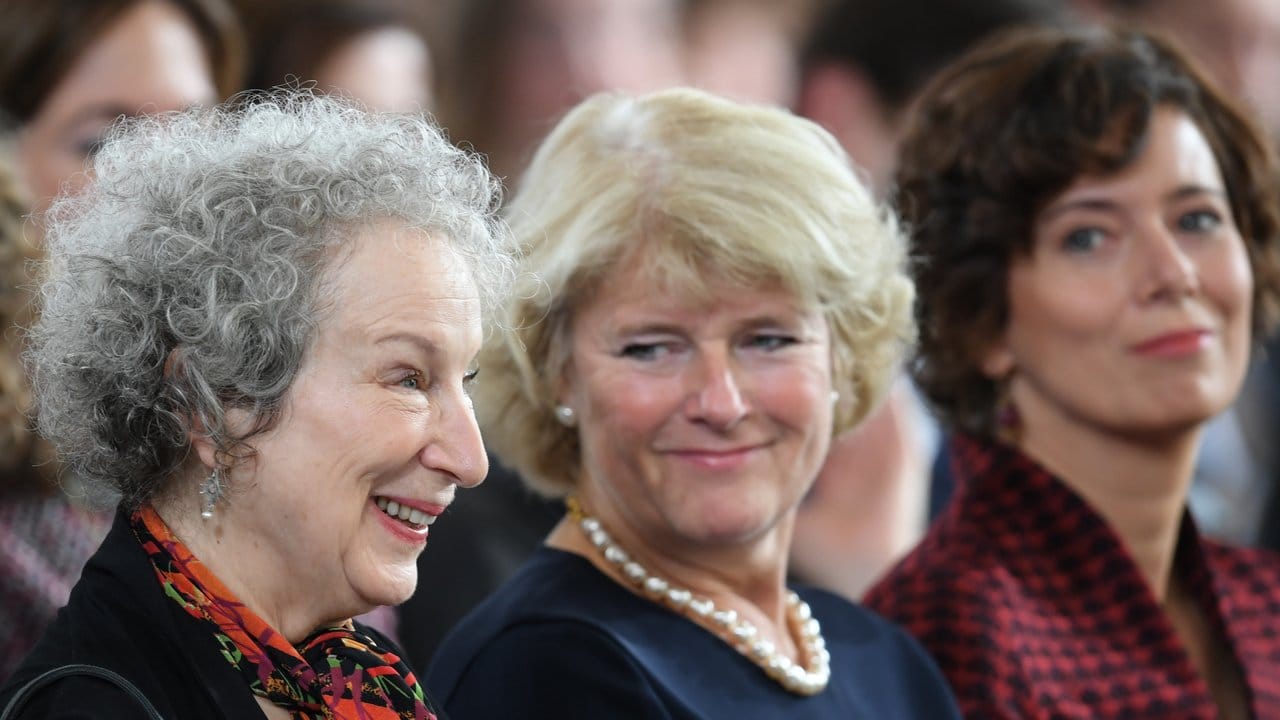 Margaret Atwood (l) neben Kulturstaatsministerin Monika Grütters (M) und der Laudatorin, der Schriftstellerin Eva Menasse.
