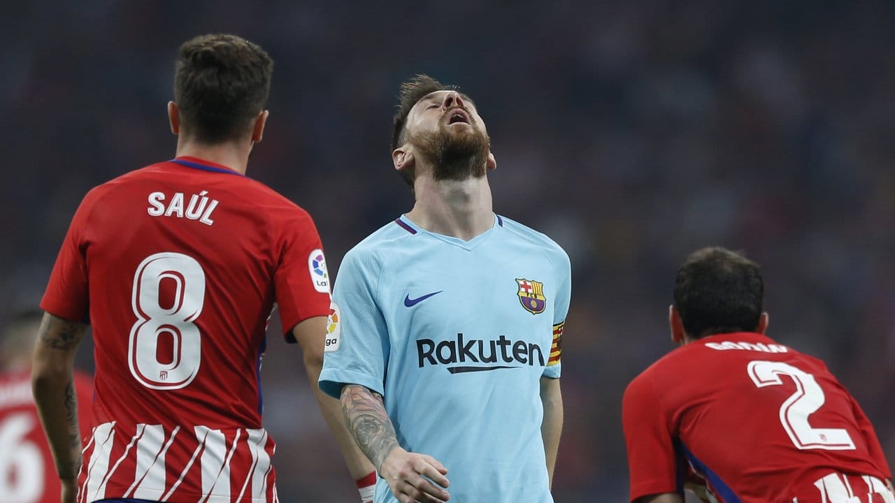 Barça-Star Lionel Messi (M) trauert im Spiel bei Atlético Madrid einer vergebenen Chance nach.