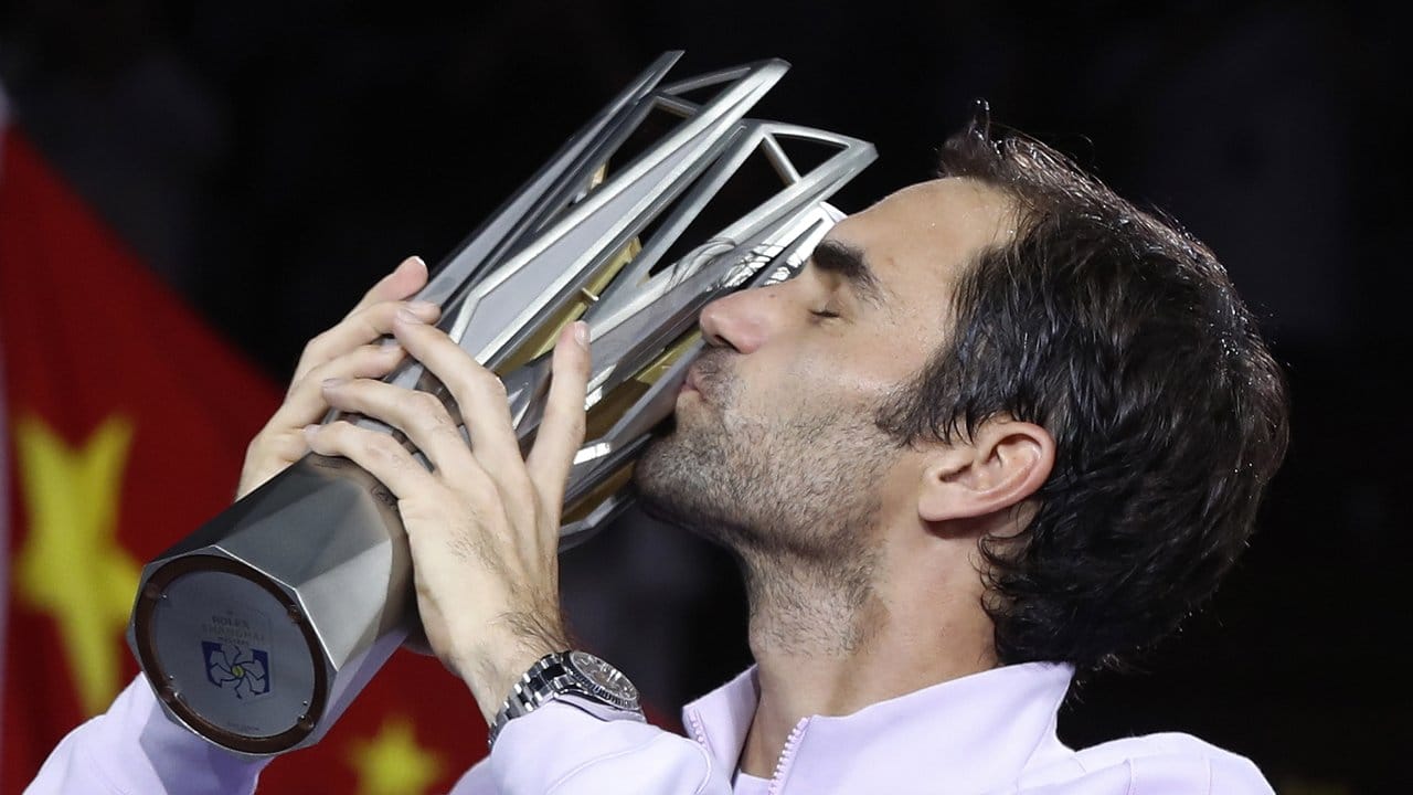 Roger Federer küsst bei der Siegerehrung des Shanghai Masters Turnier in Shanghai den Pokal.