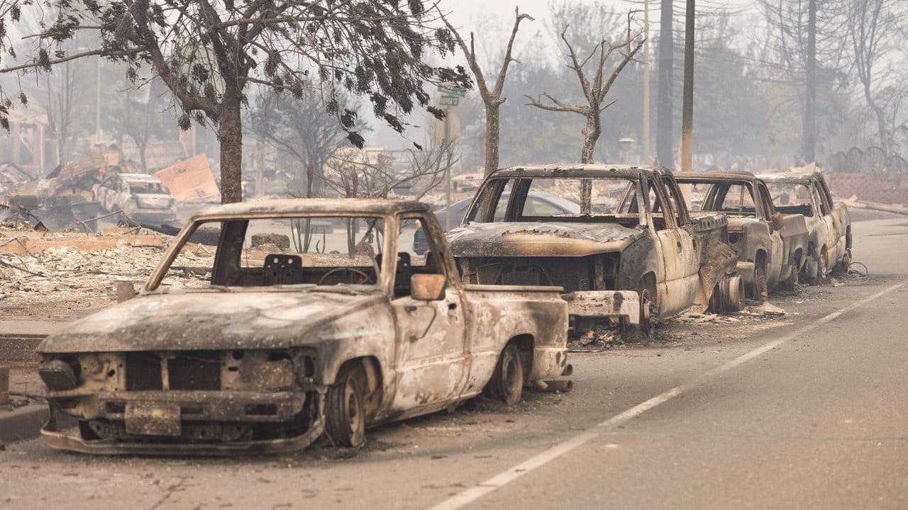 Vollständig ausgebrannte Fahrzeuge in der Ortschaft Santa Rosa. Vollständig ausgebrannte Fahrzeuge in der Ortschaft Santa Rosa.