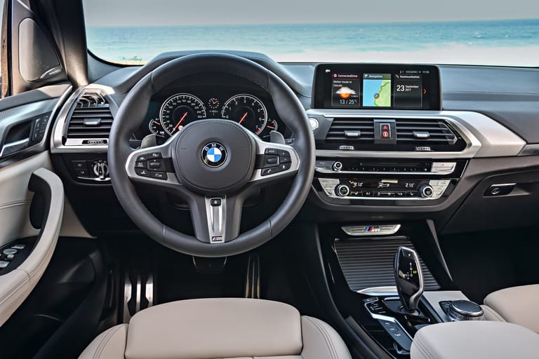 Während sich die Änderungen außen in engen Grenzen halten, krempelt BMW vor allem das Cockpit des X3 um.