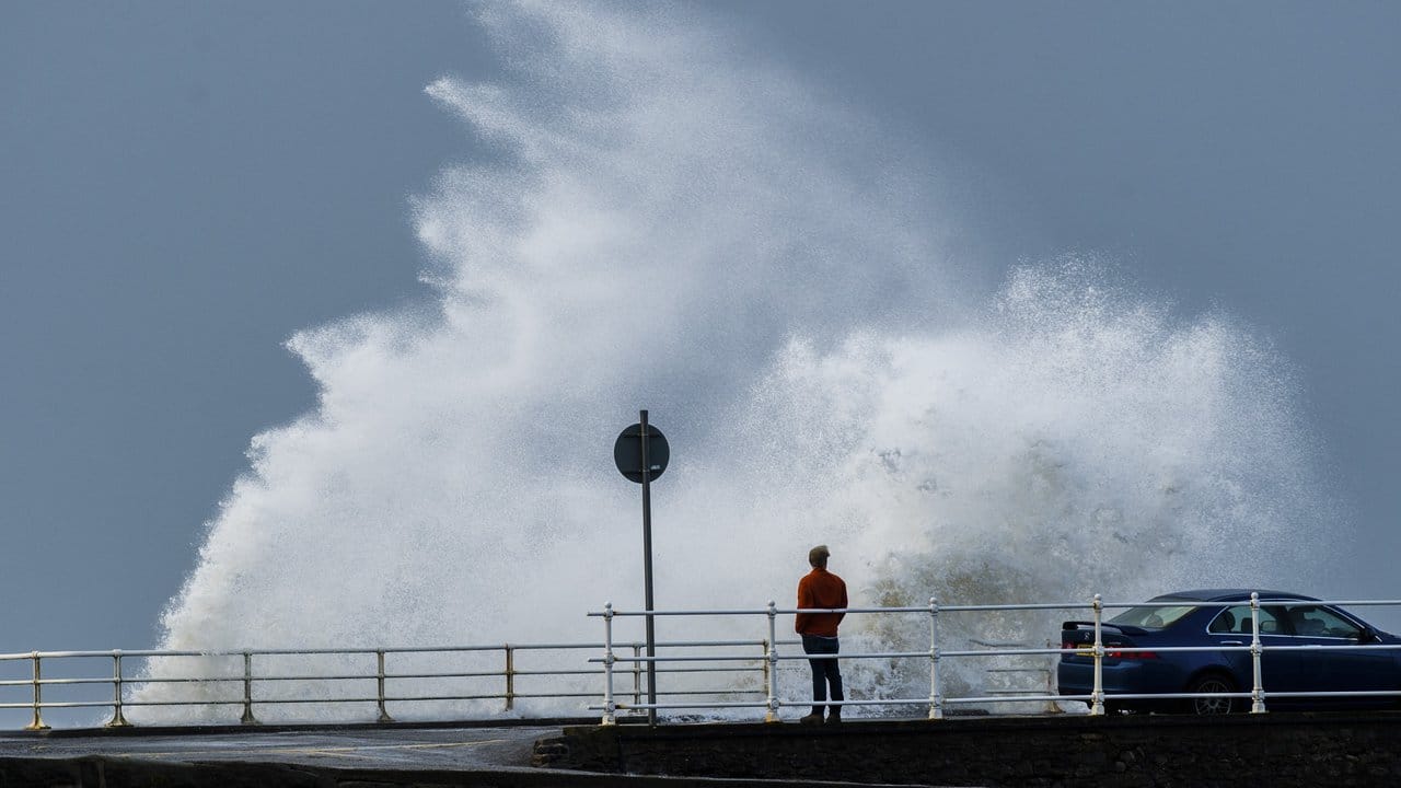 Ein Mann betrachtet in Ardglass in Nordirland die aufgewühlte See.