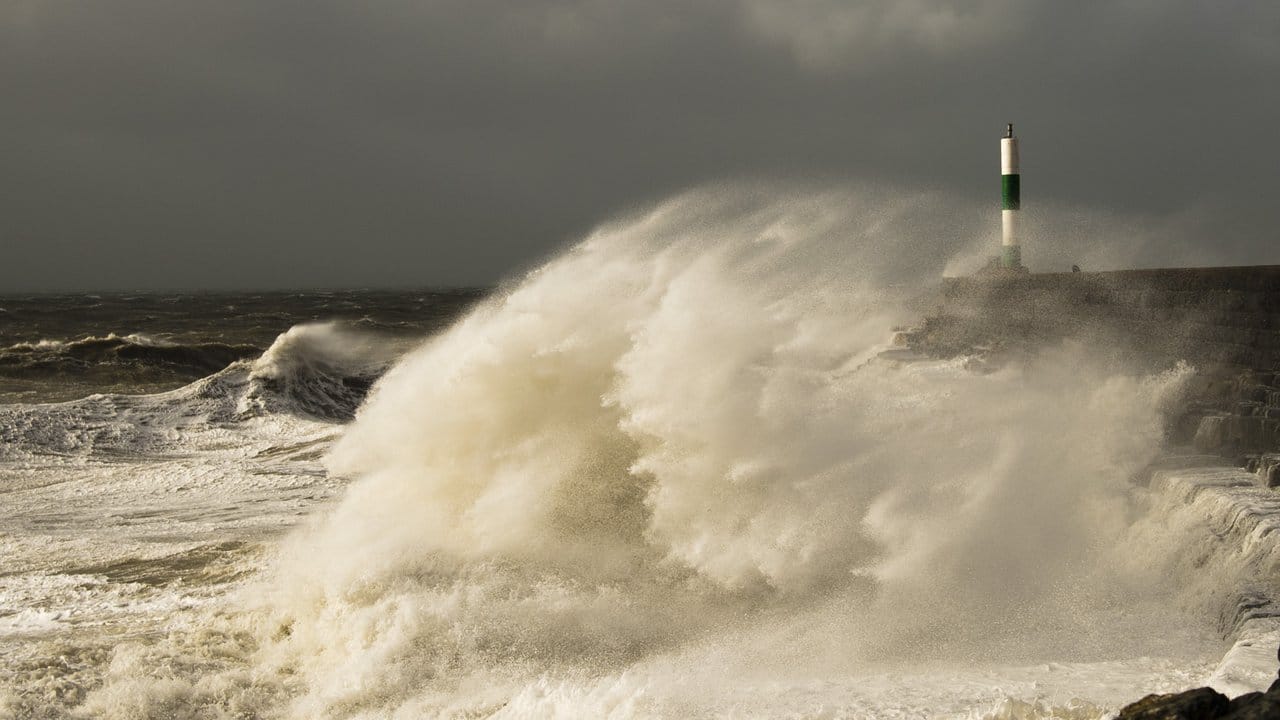 Der britische Wetterdienst rechnet mit Stromausfällen und Überschwemmungen in Küstennähe.