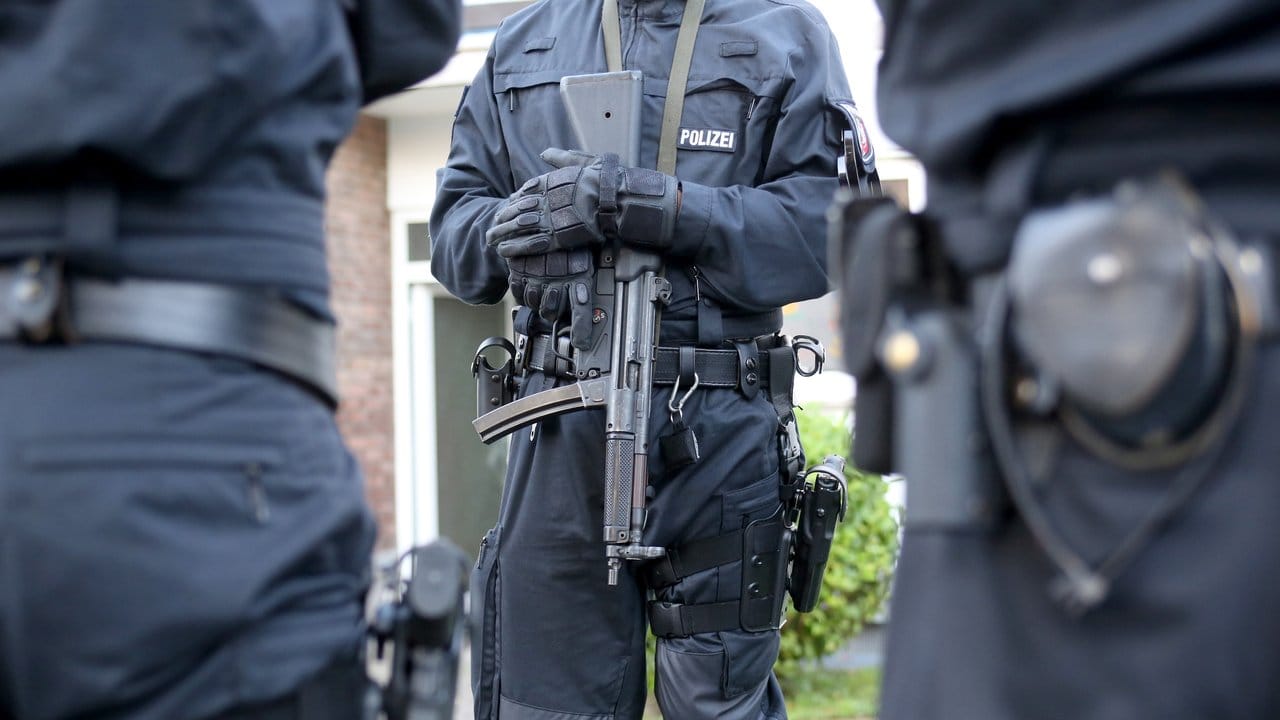 Polizisten stehen in Erkrath vor der Wohnung eines Mitgliedes der Hells Angels.