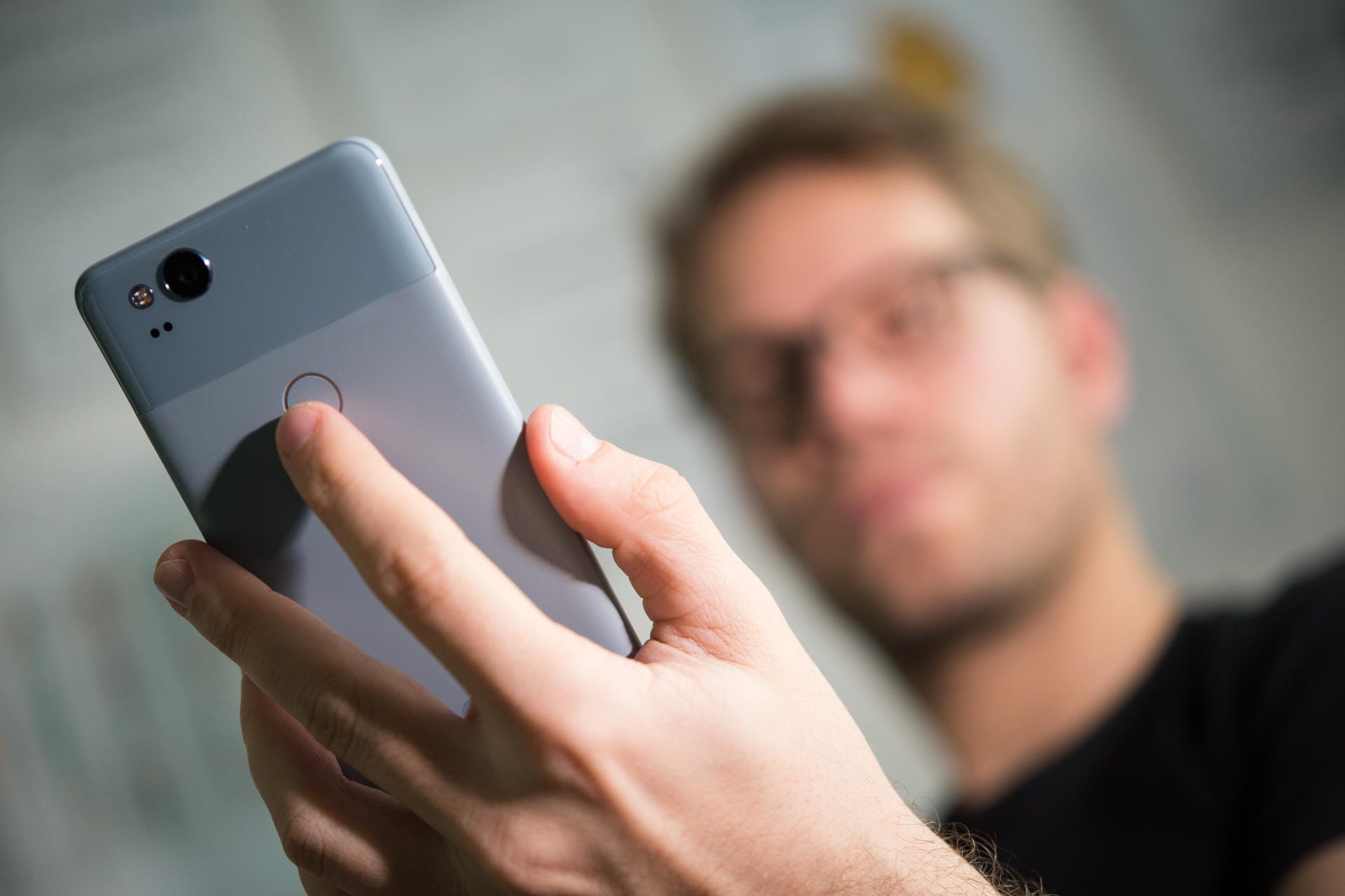 Der Fingerabdrucksensor der neuen Pixel-Smartphones liegt auf der Rückseite des Geräts.