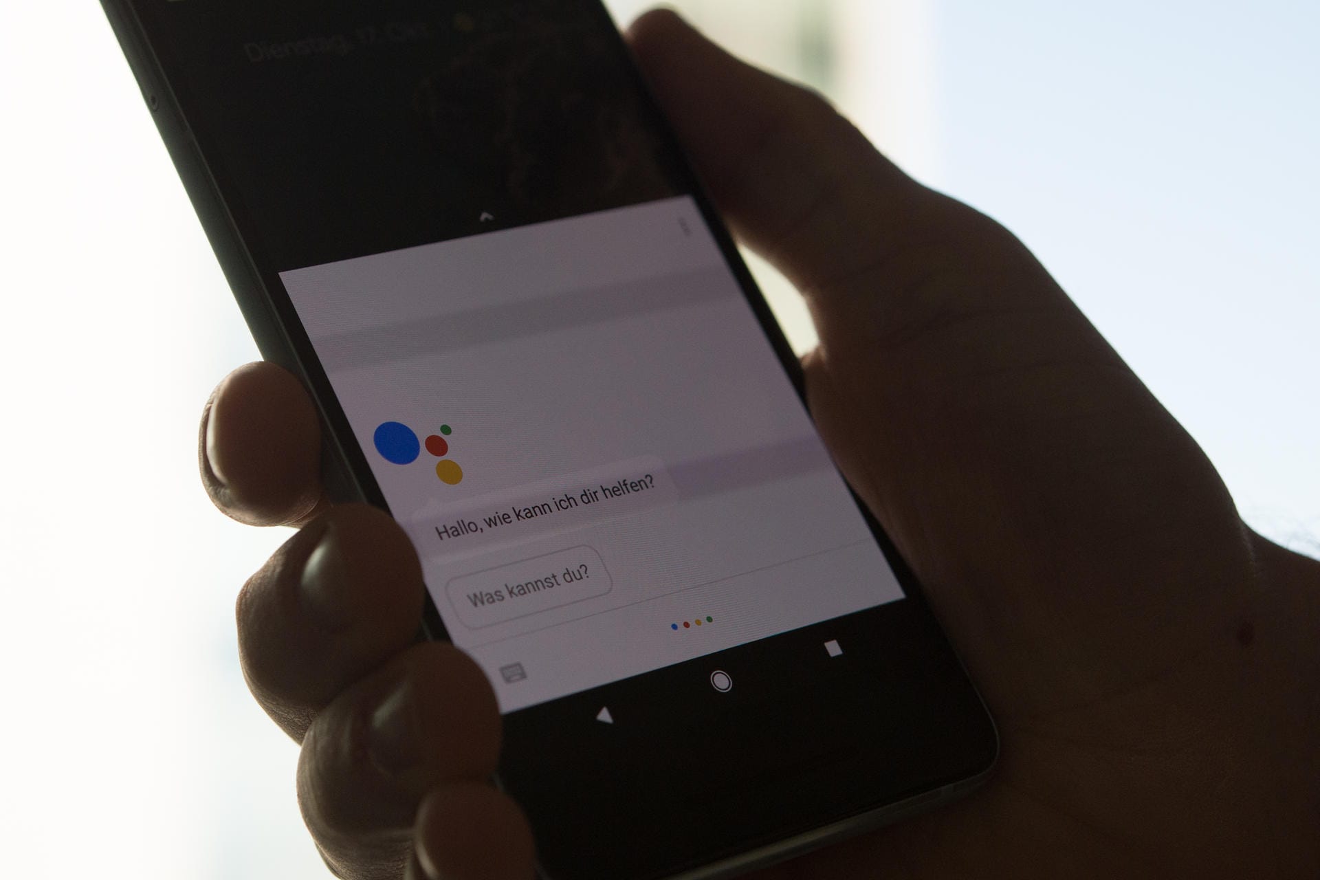Sprachassistent an Bord: Pixel 2 und Pixel 2 XL haben den Google Assistant installiert. Wer möchte, kann ihn über die Active Edge genannten Sensoren aufrufen. Sie erkennen, wenn das Gerät im unteren Bereich zusammengedrückt wird.