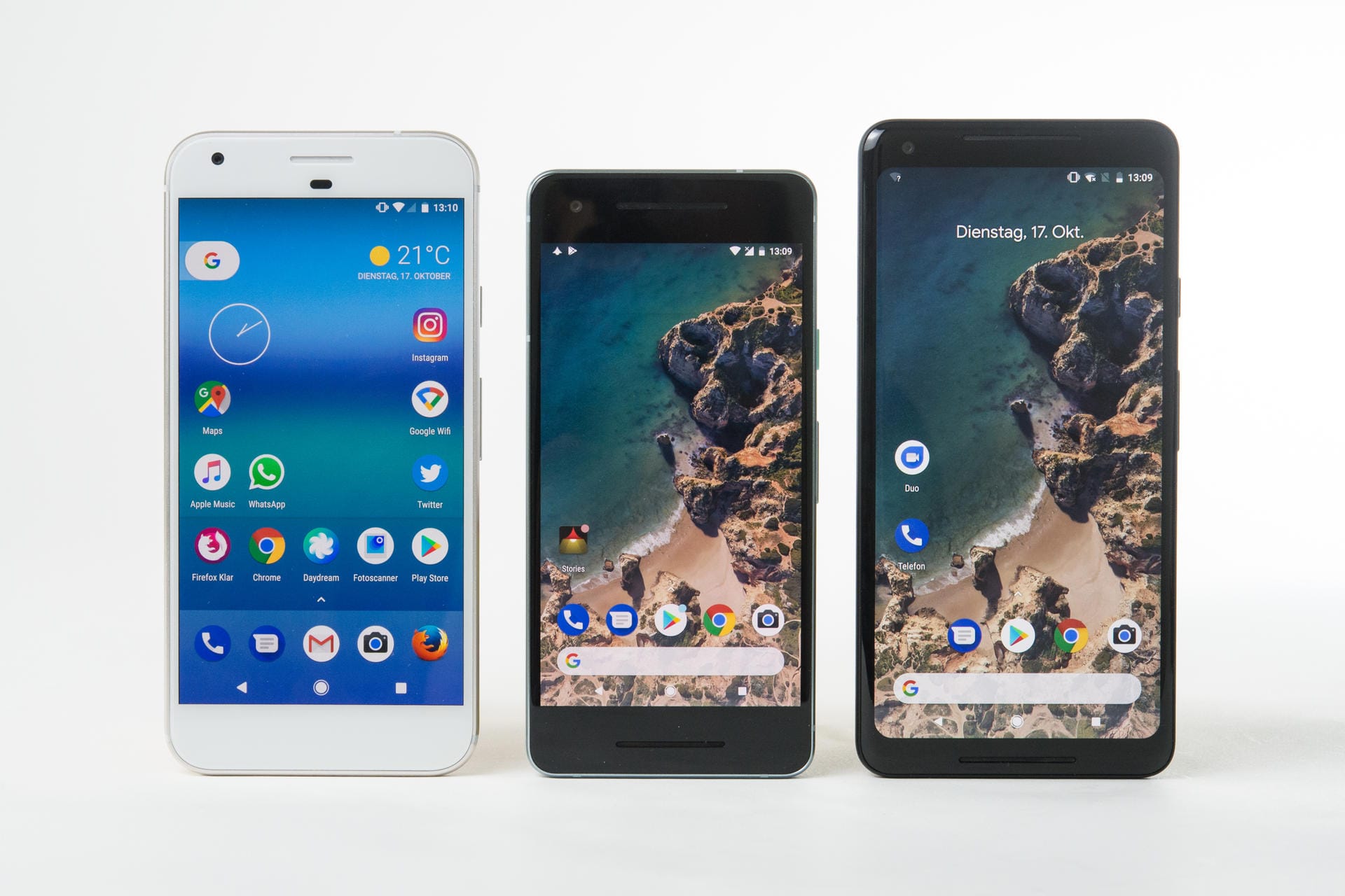 Im Vergleich zum Vorgänger (links) haben die Pixel der zweiten Generation ein frischeres Design. Auch die Benutzeroberfläche unterscheidet sich trotz gleicher Android-Version erheblich.
