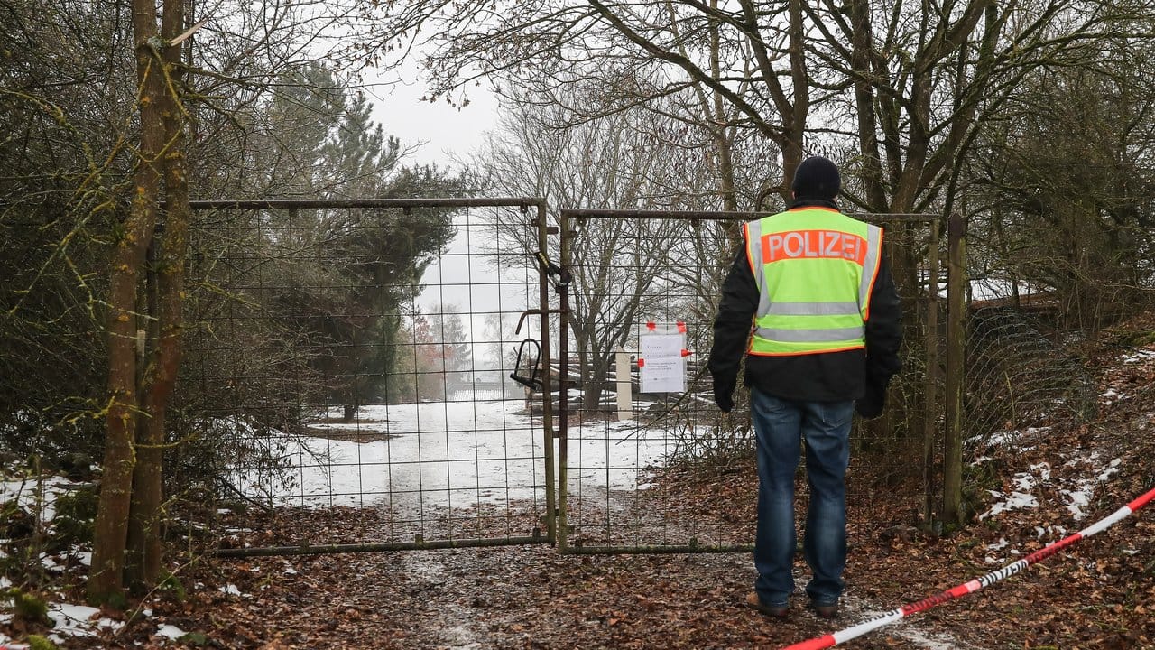 Ein Polizist steht am 30. Ein Polizist steht am 30.