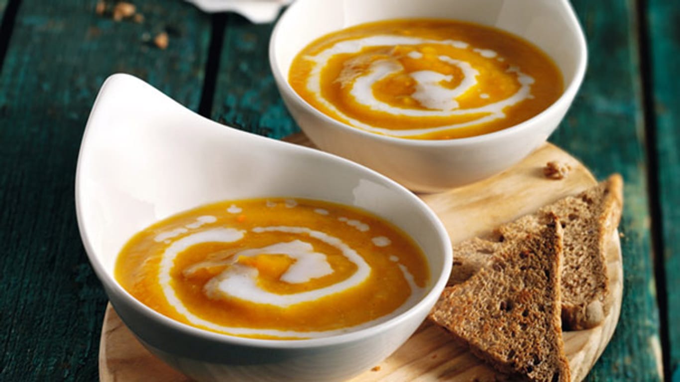 Kürbissuppe mit Ingwer: Zum Schluss gießen Sie nach Belieben etwas Kokosmilch spiralförmig auf die Suppe.
