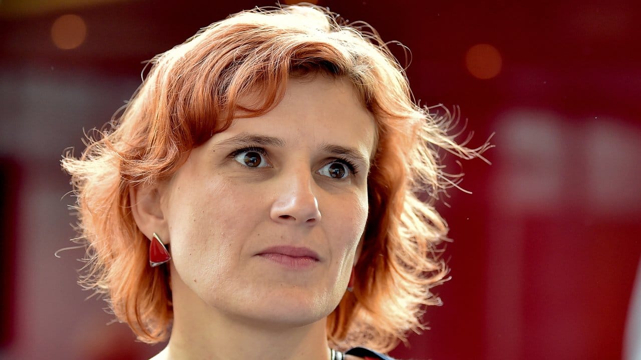 Die Bundesvorsitzende der Partei Die Linke, Katja Kipping, spricht am zweiten Tag der Fraktionsklausur der Linken mit Journalisten. Die Bundesvorsitzende der Partei Die Linke, Katja Kipping, spricht am zweiten Tag der Fraktionsklausur der Linken mit Journalisten.