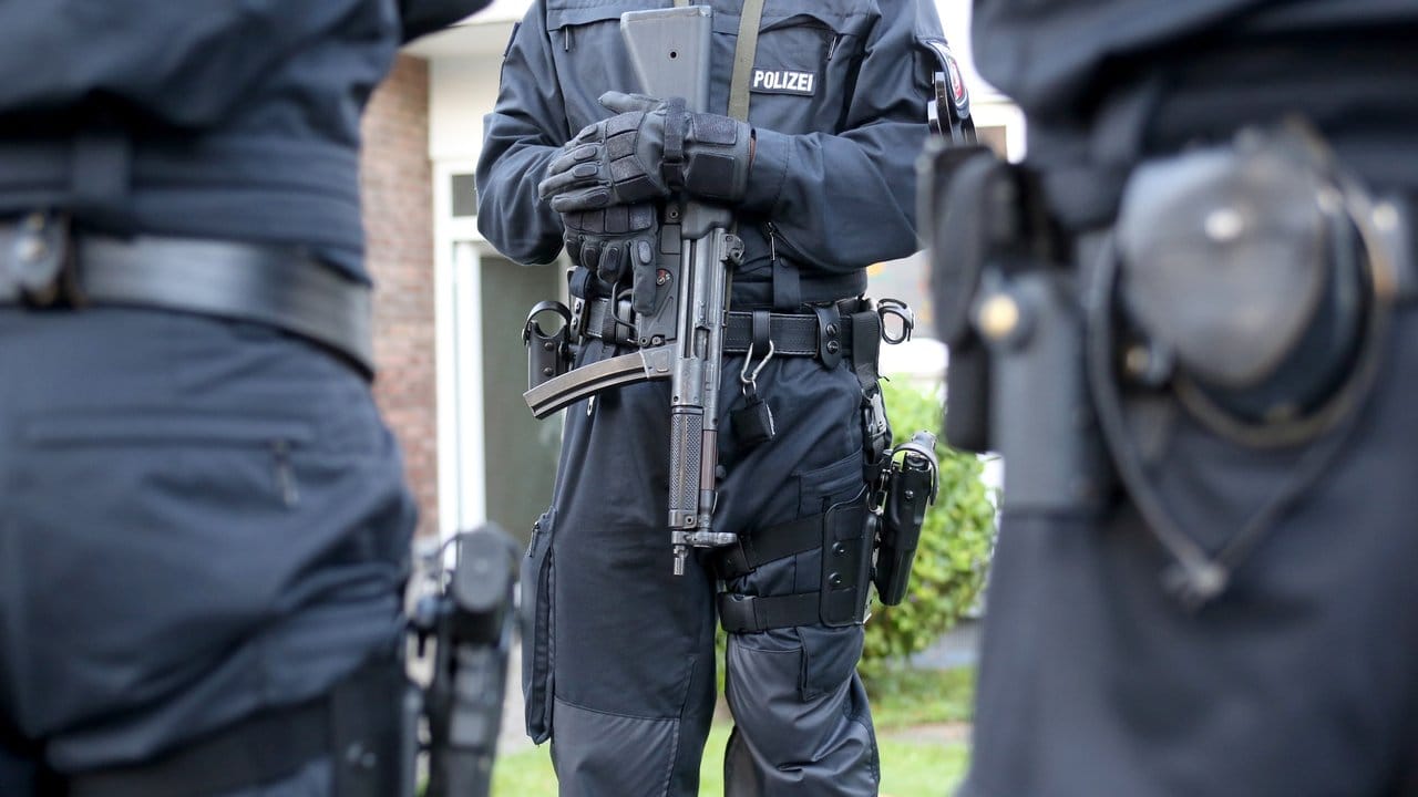 Polizisten vor der Wohnung eines Mitgliedes der Hells Angels in Erkrath.