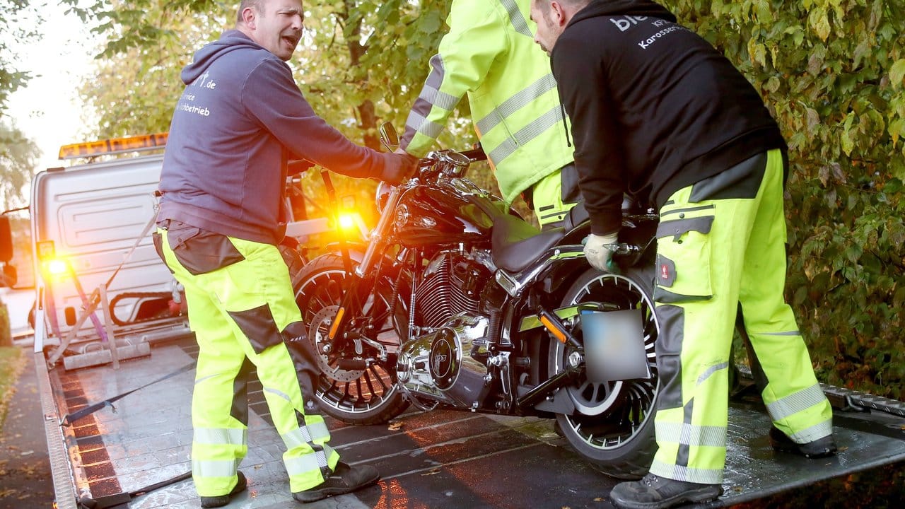 Was Rocker wirklich hassen: Das Motorrad eines Hells Angels wird in Erkrath sichergestellt.