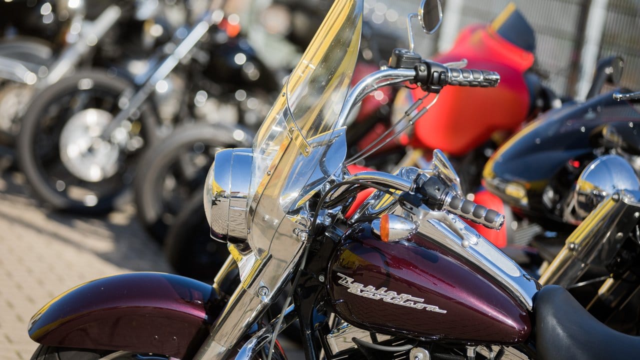 Nach der Razzia: Von der Polizei sichergestellte Motorräder werden in Neuss präsentiert.