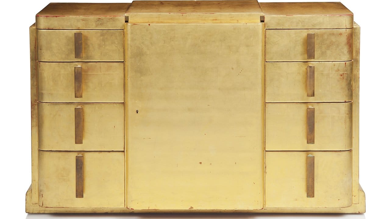 Eine Goldlackkommode des Designers Jean Dunand aus dem Jahr 1926 gehört zu den Objekten, die das Auktionshaus Christie's versteigert hat.
