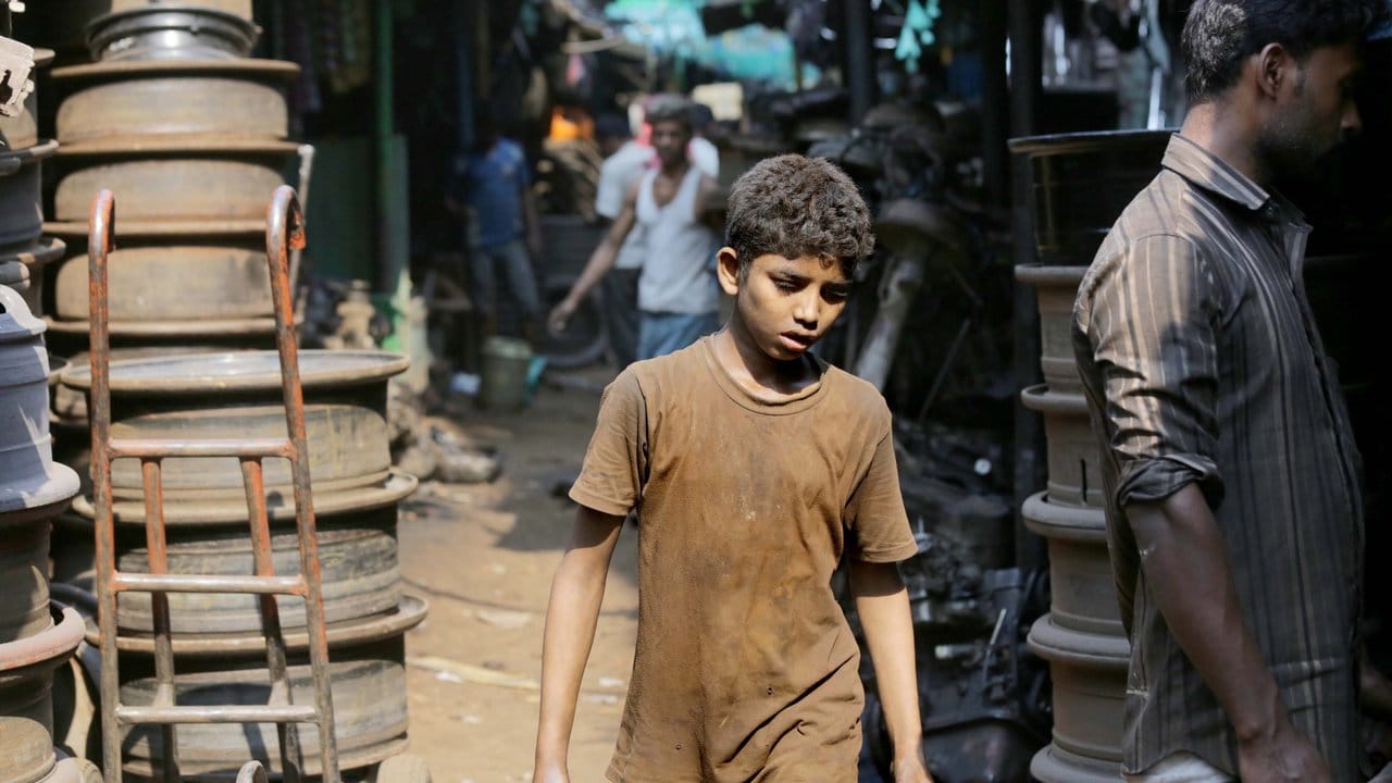 Kinderarbeit in Indien: Die Sterblichkeitsrate von Kindern auf dem Subkontinent ist dramatisch hoch. Kinderarbeit in Indien: Die Sterblichkeitsrate von Kindern auf dem Subkontinent ist dramatisch hoch.