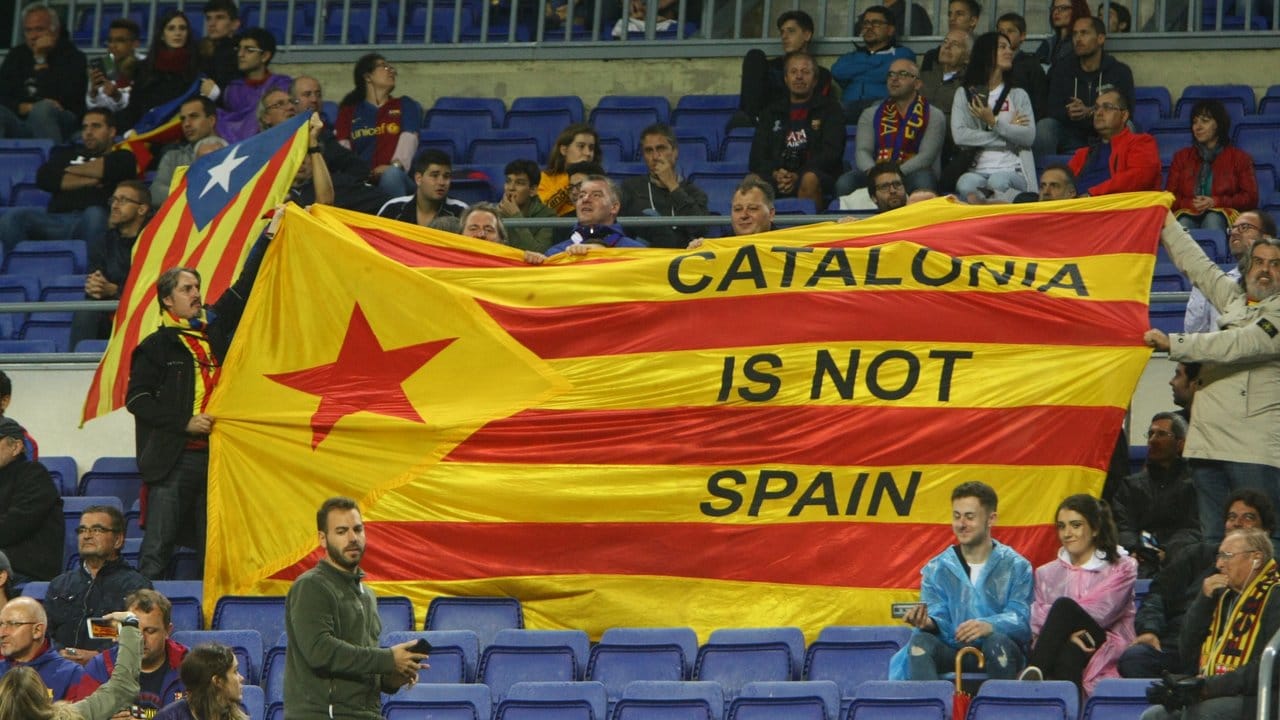 "Katalonien ist nicht Spanien": Fans des FC Barcelona pochen auf die Unabhängigkeit ihrer Region. "Katalonien ist nicht Spanien": Fans des FC Barcelona pochen auf die Unabhängigkeit ihrer Region.