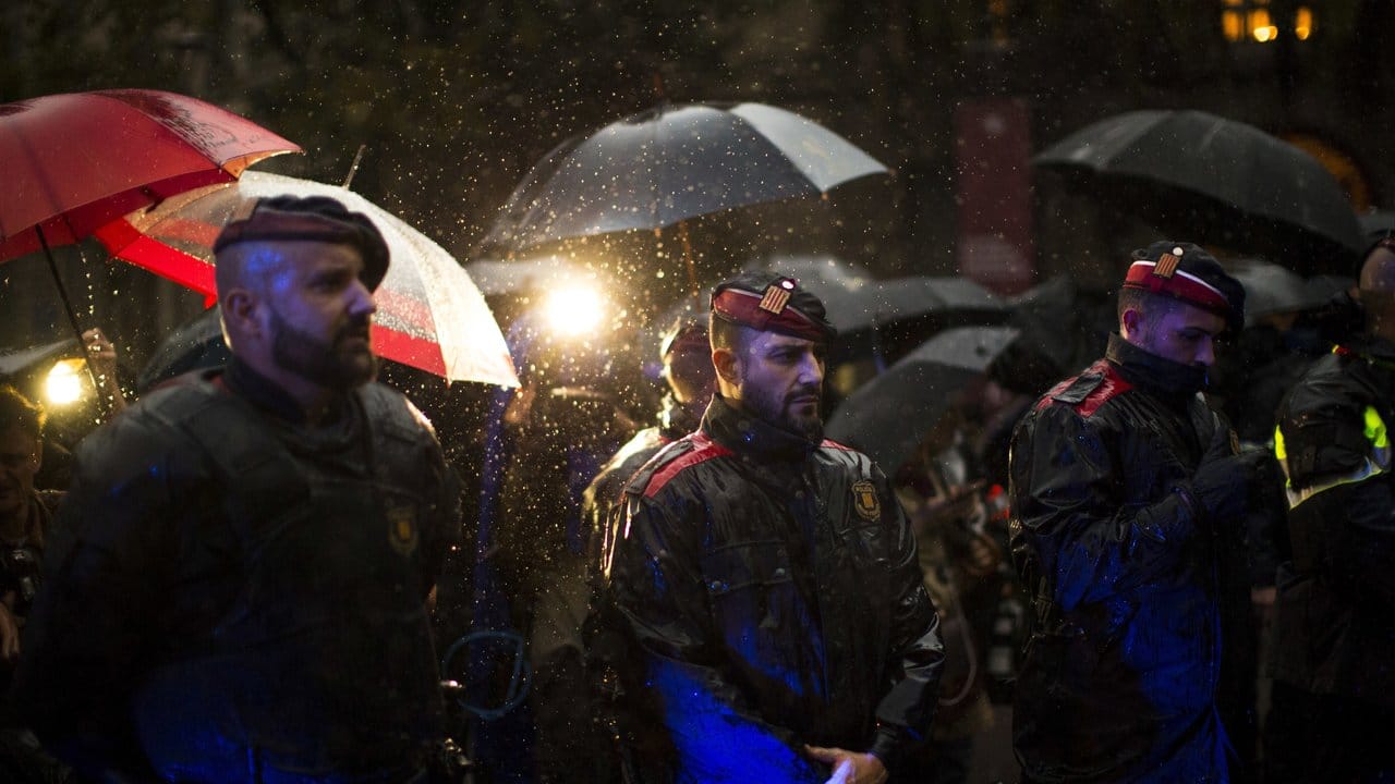 Katalanische Polizisten bilden eine Menschenkette, um den Zugang zu den Büros der Zentralregierung in Barcelona zu blockieren. Katalanische Polizisten bilden eine Menschenkette, um den Zugang zu den Büros der Zentralregierung in Barcelona zu blockieren.