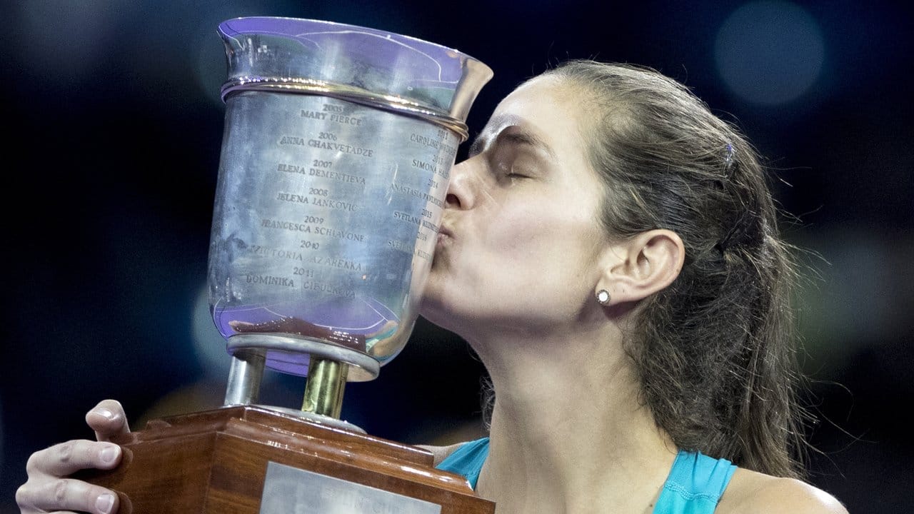 Julia Görges küsst nach ihrem Sieg in Moskau den Pokal.