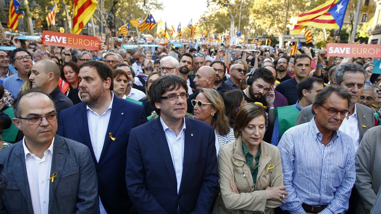 Der katalanische Präsident der Regionalregierung, Carles Puigdemont (2.