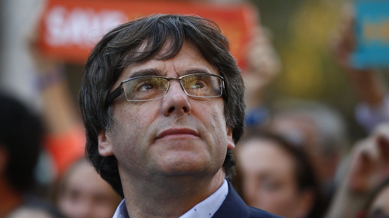 Carles Puigdemont will sich noch am Abend zu den Ankündigungen Rajoys äußern.