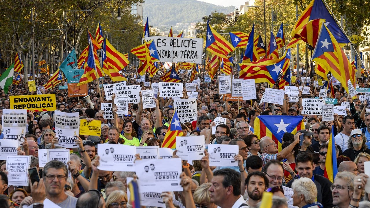 Demonstranten protestieren in Barcelona gegen die Inhaftierung von zwei führenden Aktivisten der separatistischen Bewegung.