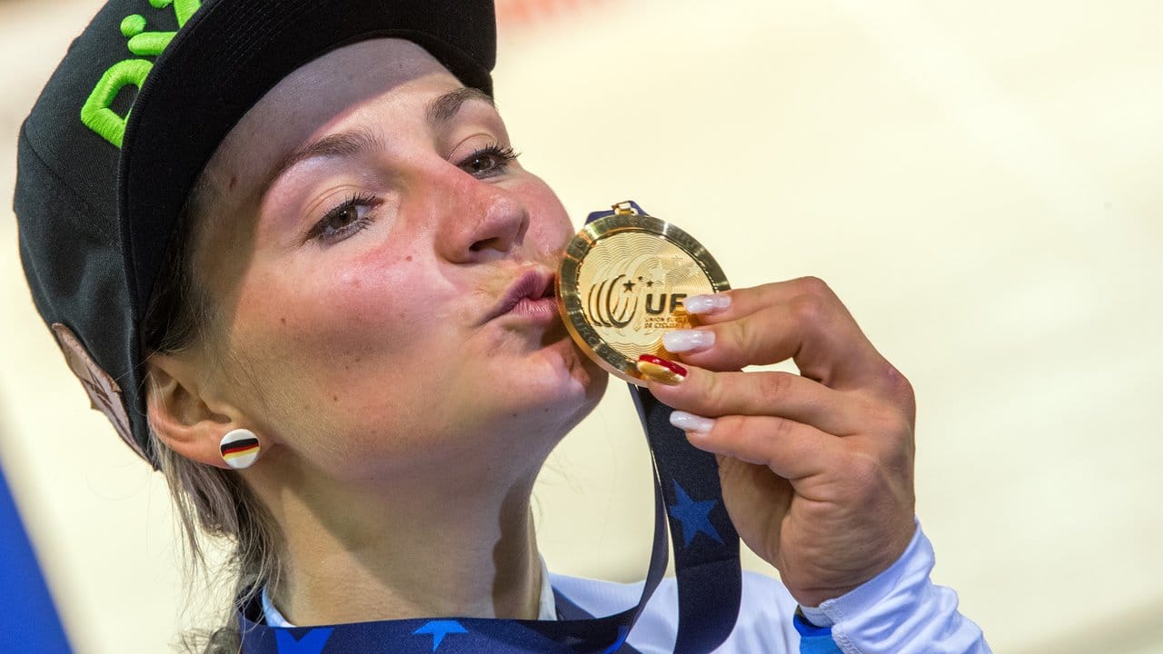 Kristina Vogel küsst ihre Goldmedaille.