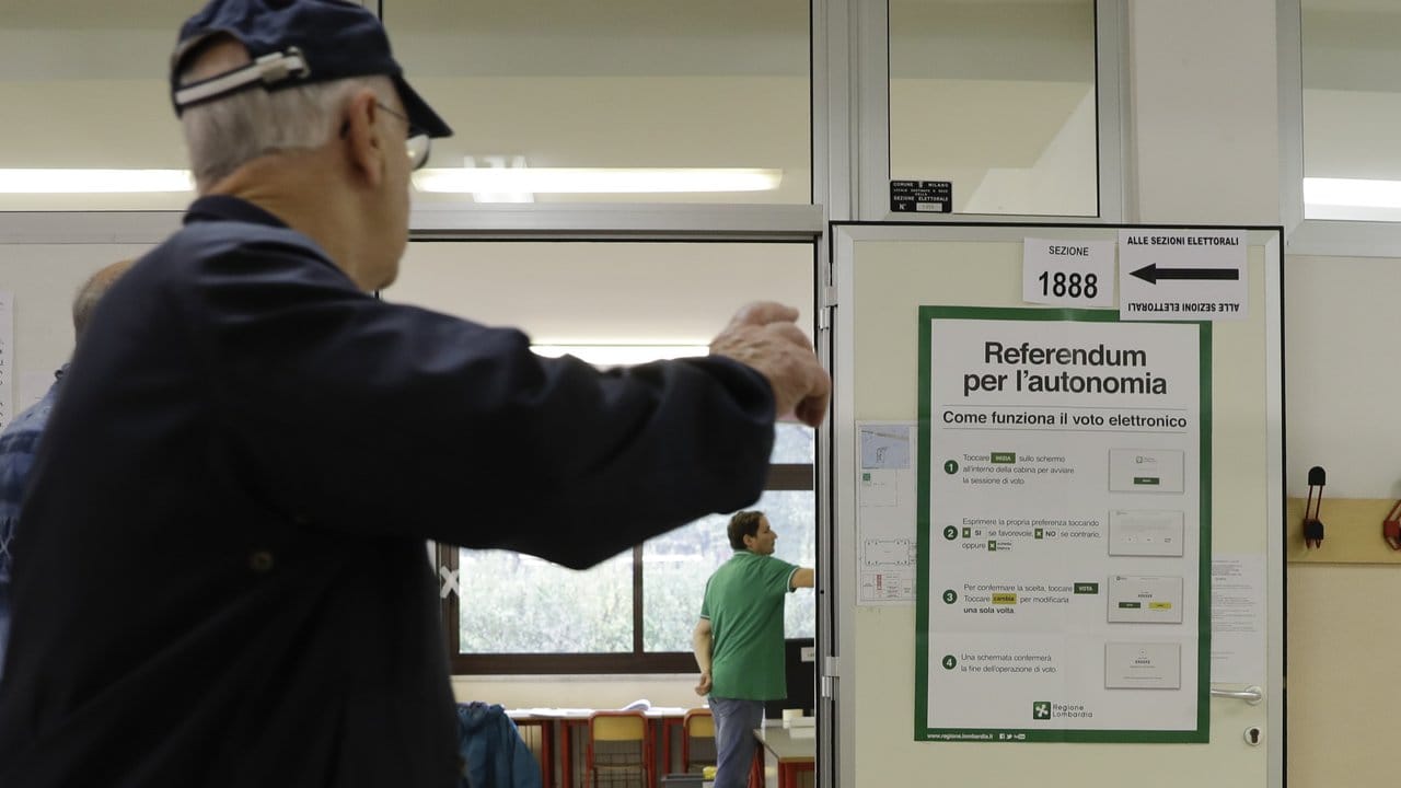 Ein Mann kommt in Mailand zur Stimmangabe zum Referendum über mehr Autonomie in der Lombardei.