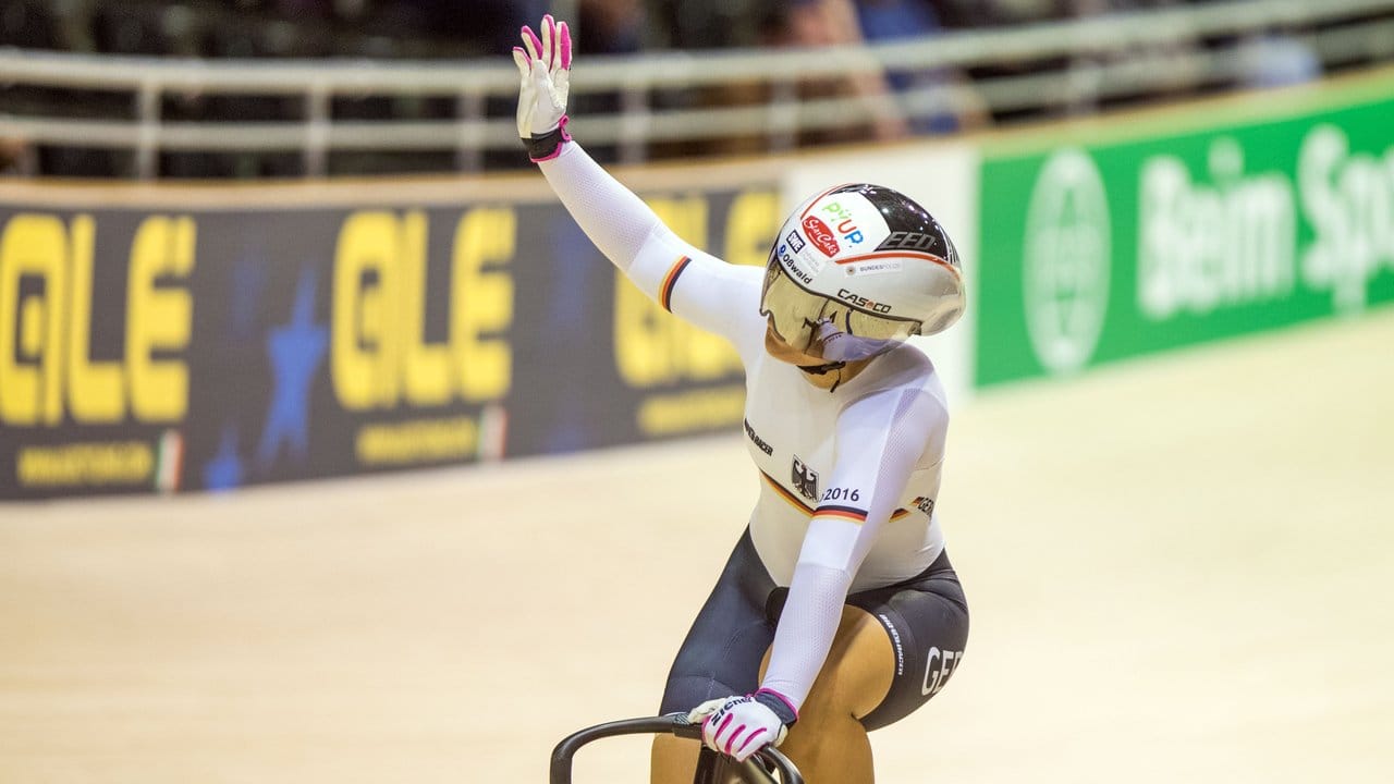 Nach dem Sieg im Keirin holte Kristina Vogel bei der Bahnrad-EM in Berlin auch Gold im Sprint.