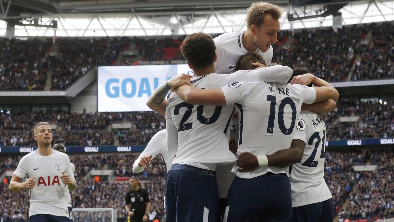 Die Spieler von Tottenham Hotspur bejubeln den ersten Treffer ihrer Mannschaft.