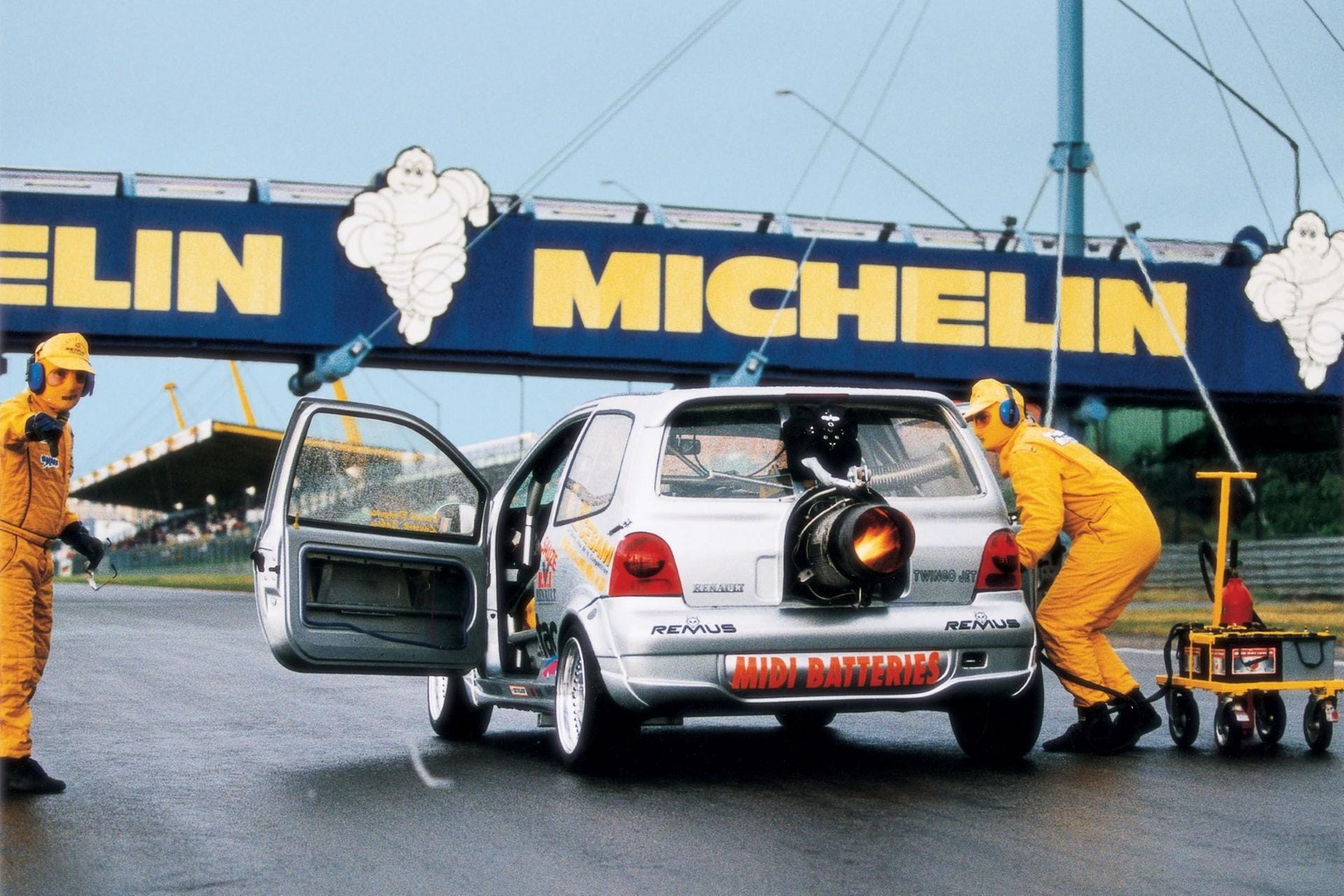 Ein Twingo mit Düsentriebwerk auf dem Nürburgring.