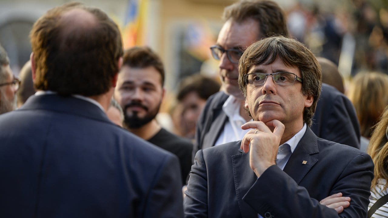 Dem katalanischen Ministerpräsidenten Carles Puigdemont droht die Festnahme.