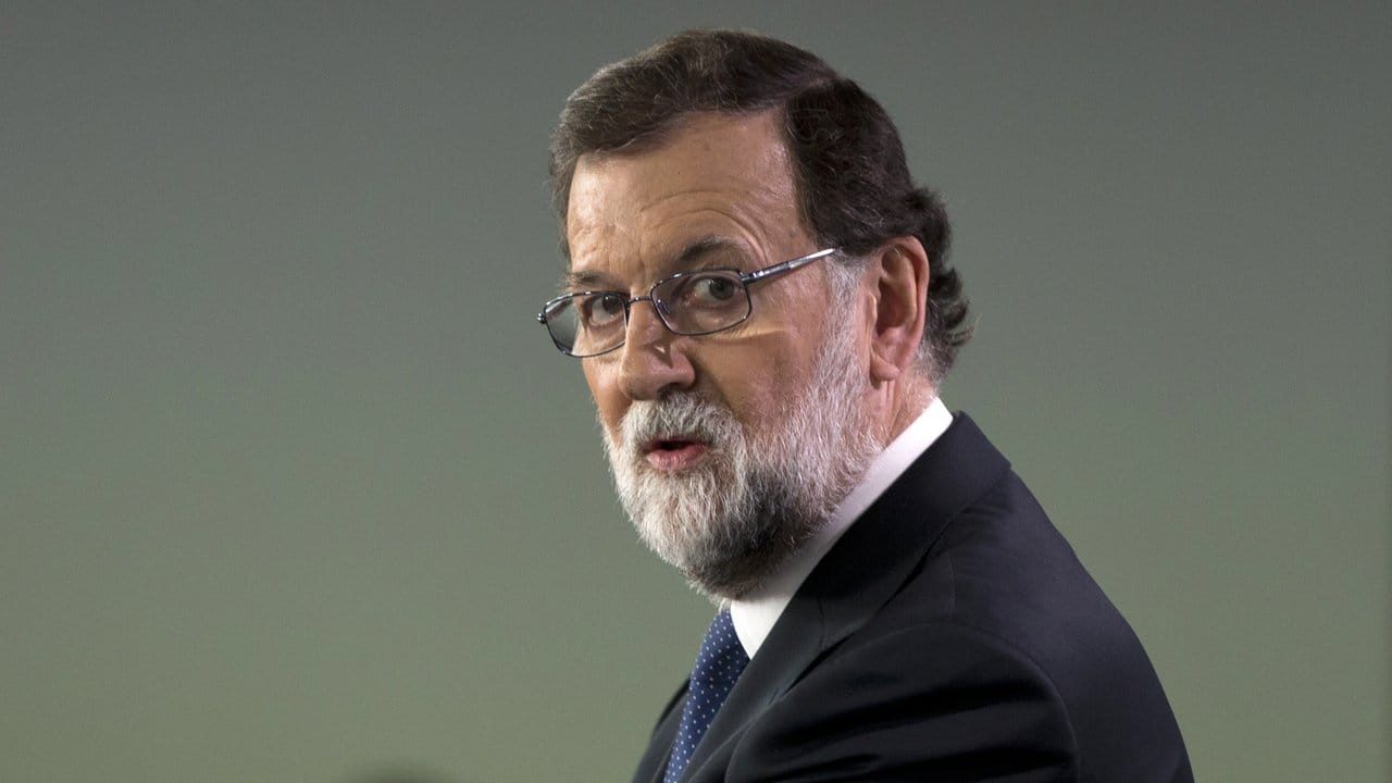 Spaniens Regierungschef Rajoy, hier bei einer Pressekonferenz am Samstag, hat die Absetzung von Kataloniens Ministerpräsident Puigdemont und aller Kabinettsmitglieder angekündigt.