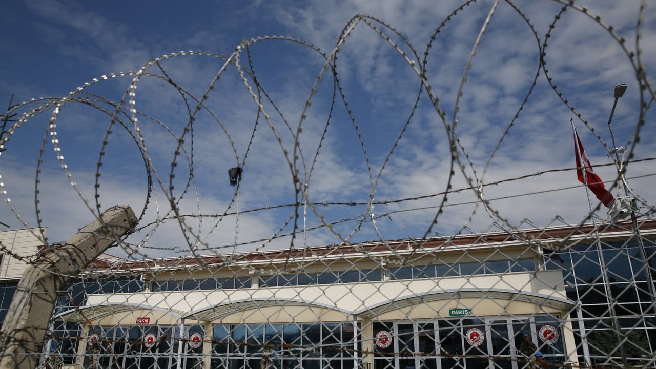 Der Deutsche Peter Steudtner und sein schwedischer Kollege Ali Gharavi sitzen im Gefängnis in Silivri westlich von Istanbul.