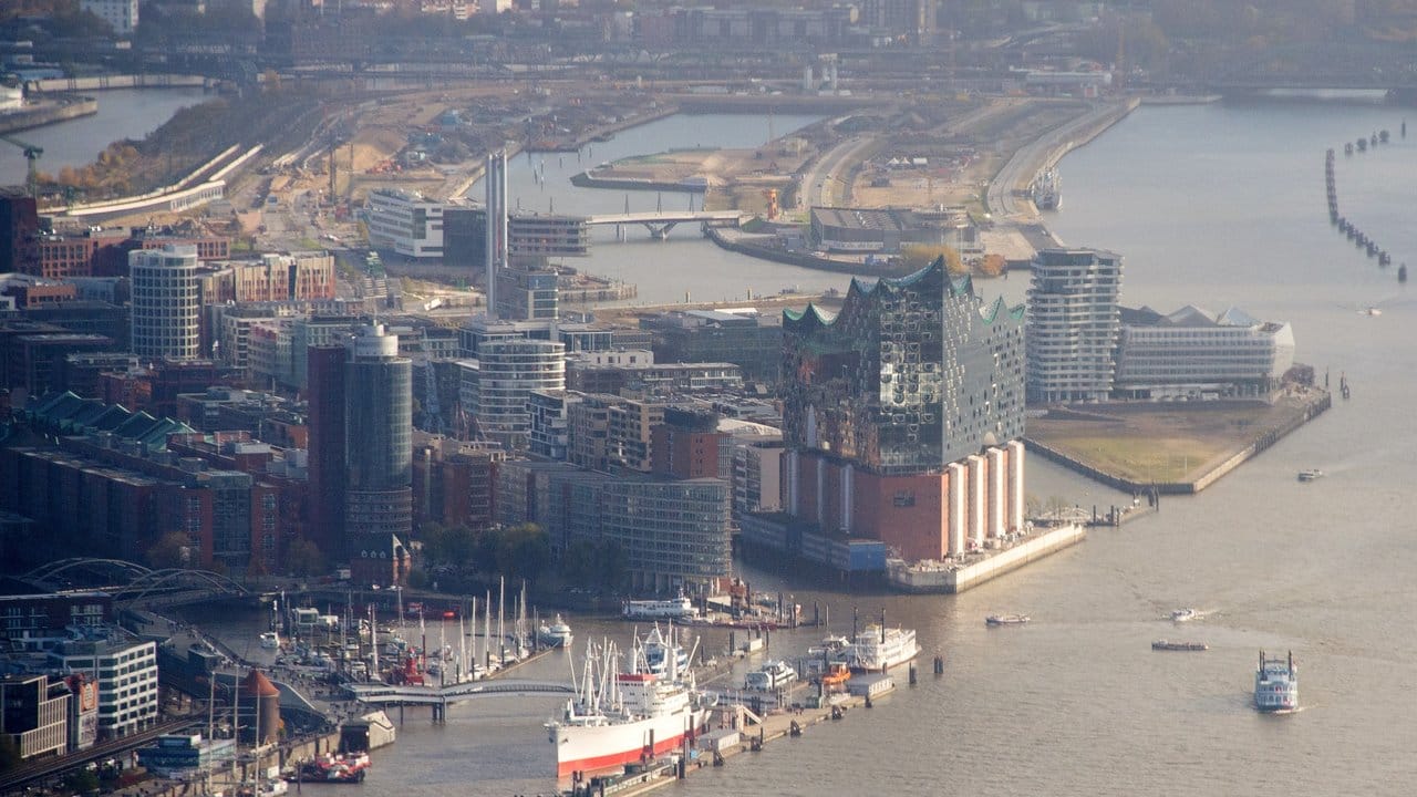 Blick auf den Hafen mit den Landungsbrücken (l), der Elbphilharmonie (M) und dem Stadtteil HafenCity (oben).
