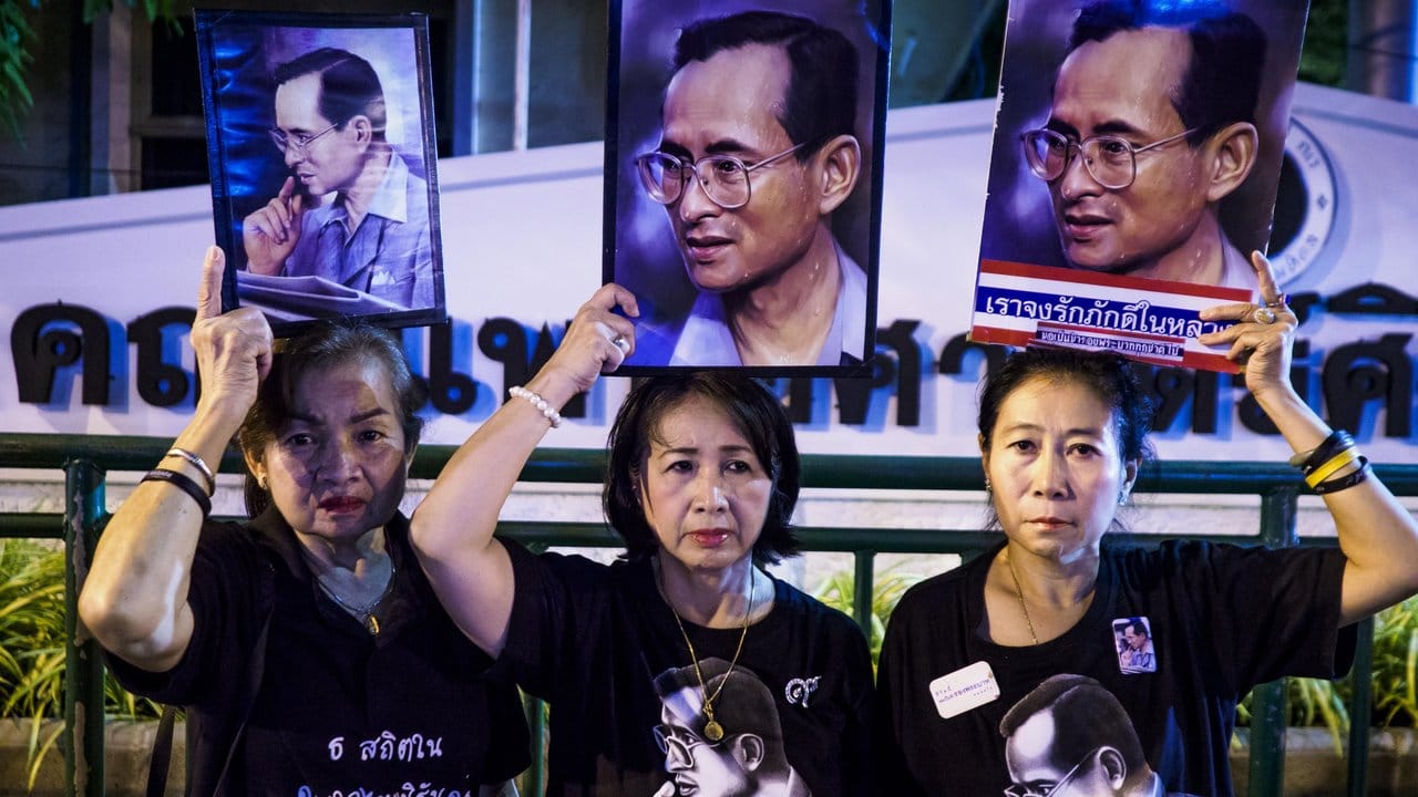 Thailand trägt schwarz: Porträts von Thailands König Bhumibol Adulyadej bei einer Trauerfeier in Bangkok.