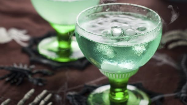 Ein grüner Halloween-Drink im Glas.