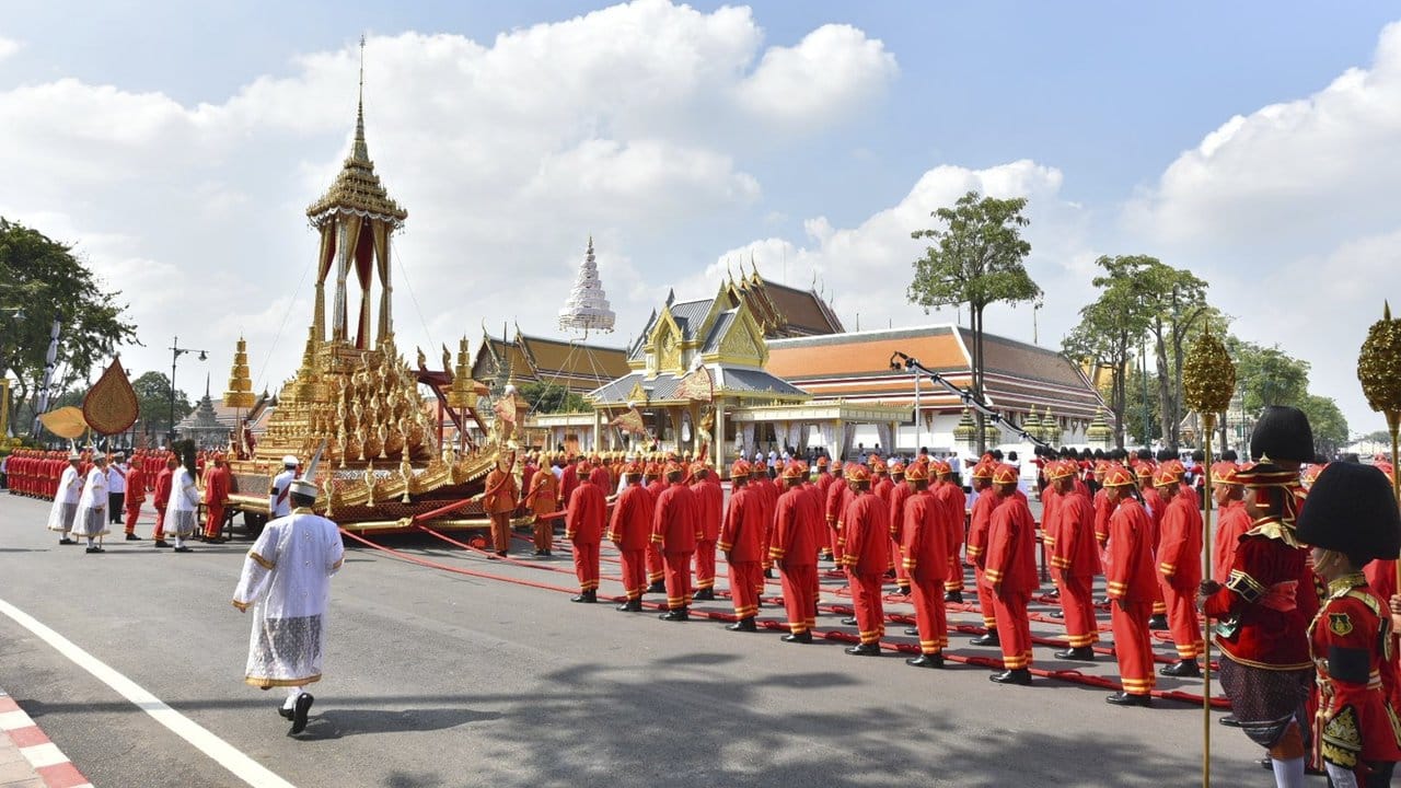 Der feierliche Trauerzug für Thailands verstorbenen König Bhumibol kurz vor dem Start. Der feierliche Trauerzug für Thailands verstorbenen König Bhumibol kurz vor dem Start.