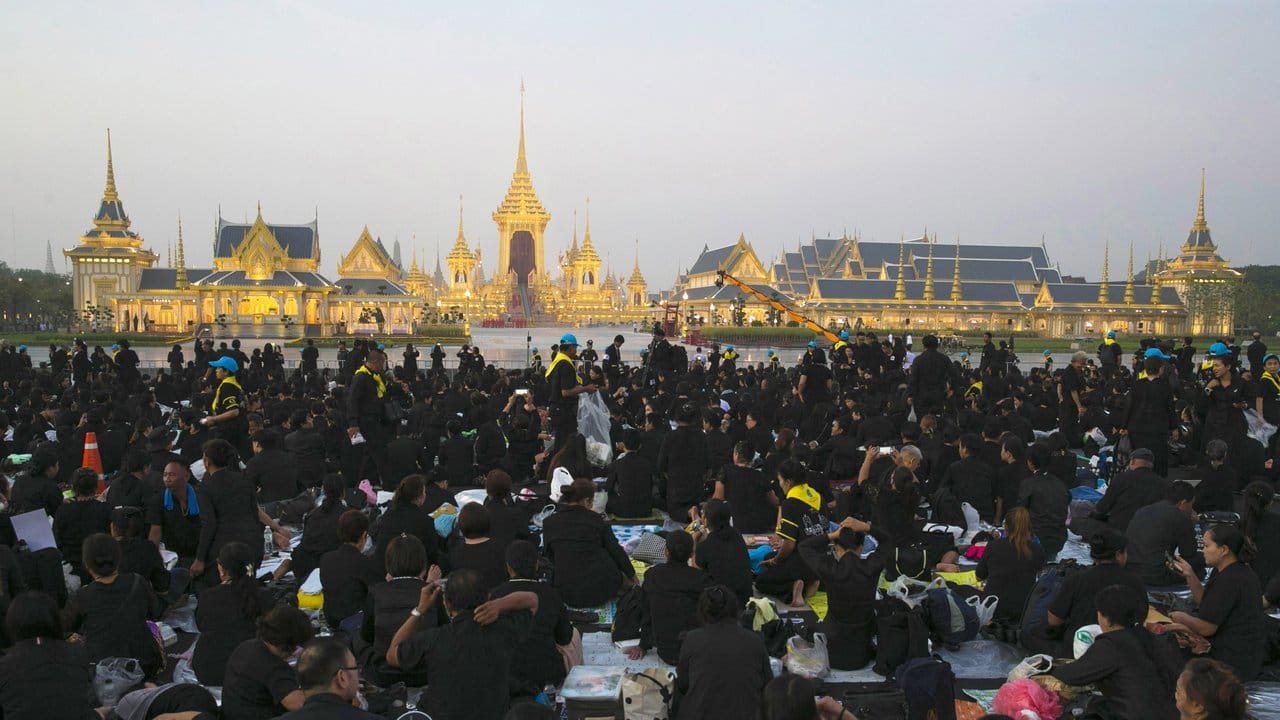 Trauernde Thais warten in Bangkok vor dem königlichen Krematorium auf den Beginn der Zeremonie. Trauernde Thais warten in Bangkok vor dem königlichen Krematorium auf den Beginn der Zeremonie.