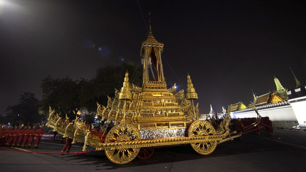 Königliche Beamte ziehen in Bangkok den königlichen Wagen, der den Körper und die Urne des verstorbenen thailändischen Königs Bhumibol transportieren soll. Königliche Beamte ziehen in Bangkok den königlichen Wagen, der den Körper und die Urne des verstorbenen thailändischen Königs Bhumibol transportieren soll.