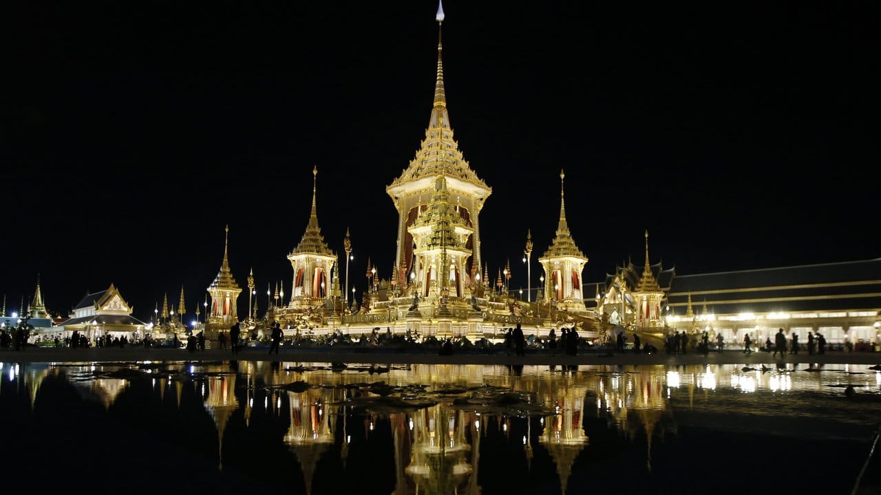 Das riesige Krematorium für den vor einem Jahr gestorbenen thailändischen König Bhumibol Adulyadej. Das riesige Krematorium für den vor einem Jahr gestorbenen thailändischen König Bhumibol Adulyadej.